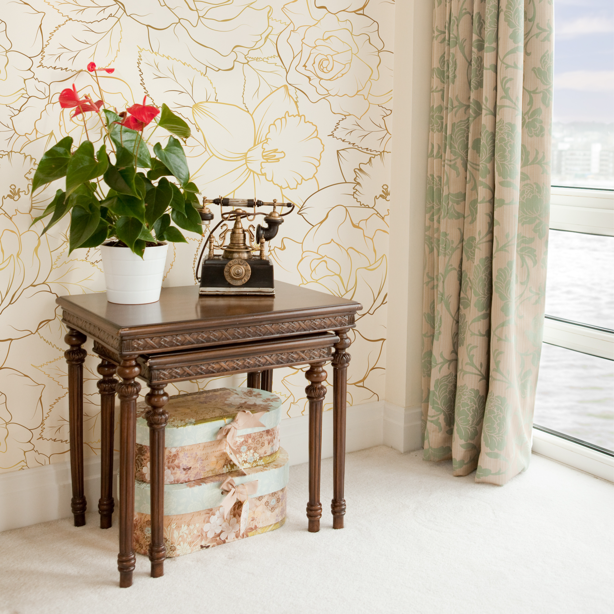 Zarif Altın Çiçekler